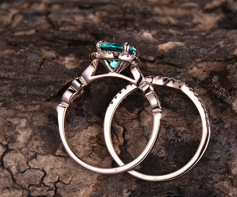 1.3 ct round cut emerald engagement ring set rose gold 14K/18K halo moissanite curved wedding band macthing stacking promise ring bridal set