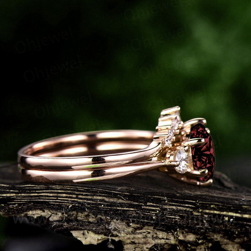 Three stone moissanite ring red garnet engagement ring set rose gold 10k/14K/18K garnet ring vintage crown matching wedding bridal ring set