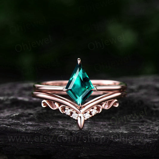 Vintage green emerald engagement ring set 14k rose gold kite cut ring unique wedding ring set solitaire ring moon moissanite ring women